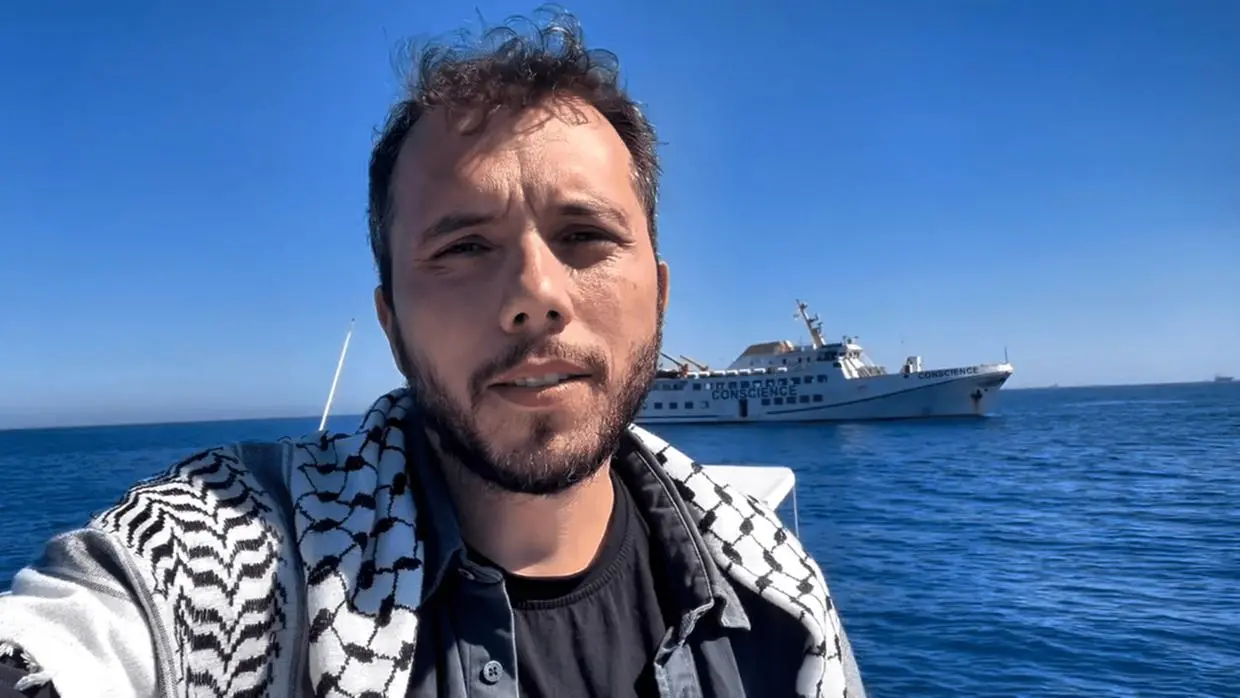 Imagem de Thiago Ávila em barco. O ativista será deportado e deve chegar ao Brasil nesta semana.