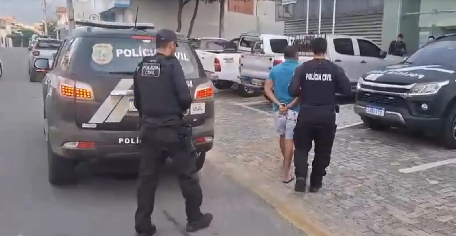 Imagem mostra suspeito sendo preso e levado à delegacia, por policiais civis, na Operação Além do Ofício