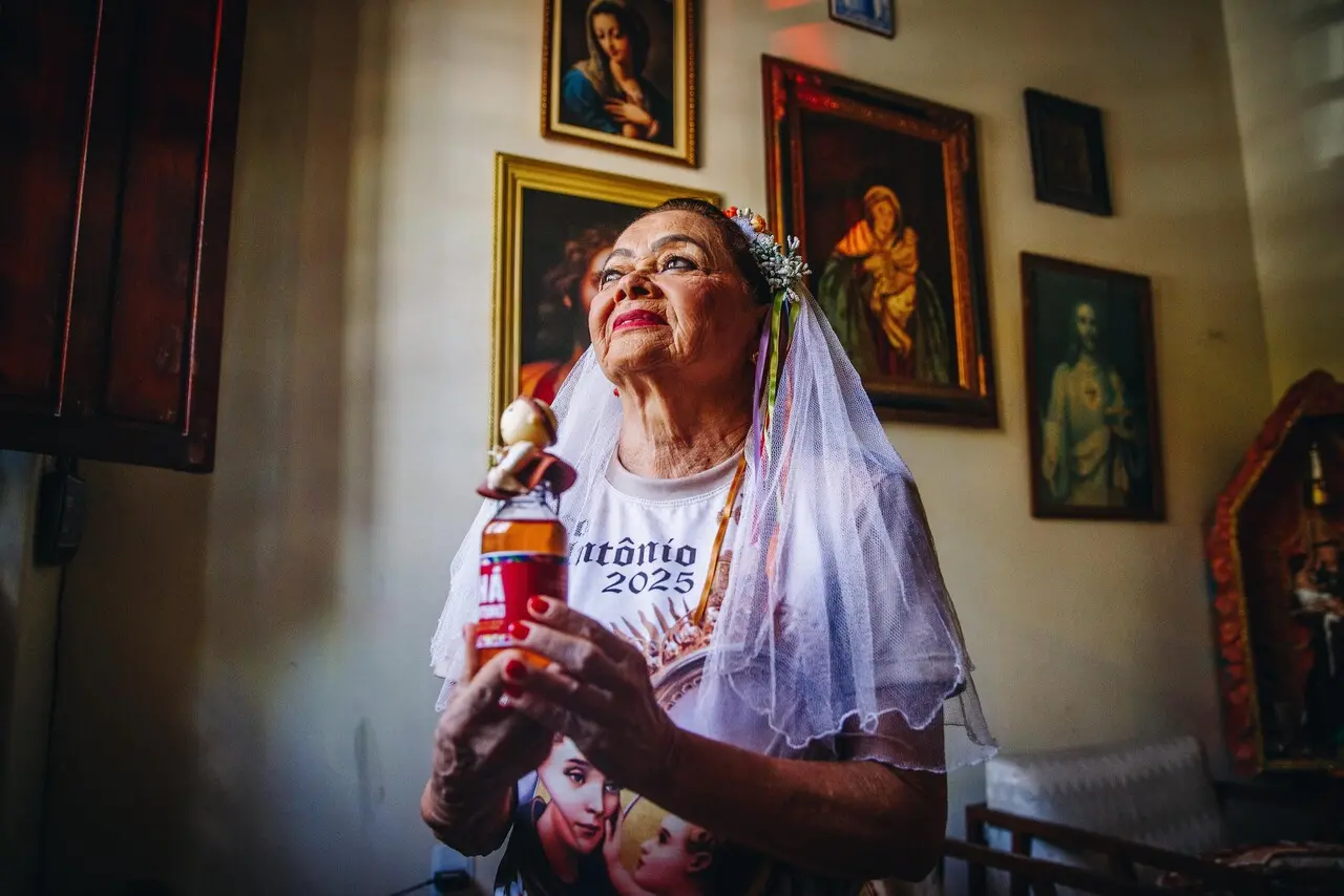 Devota vê simpatias como uma missão em 'parceria com Santo Antônio'