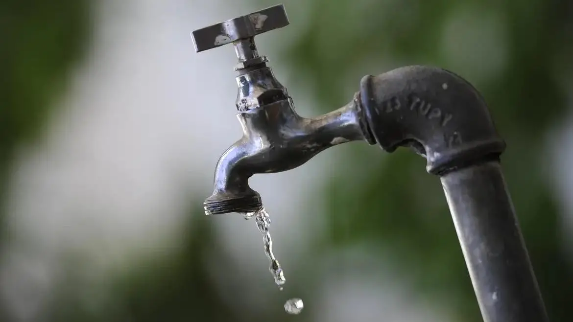Imagem mostra torneira pingando água, ilustrando interrupção de abastecimento de água pela Cagece em 4 municípios do Ceará
