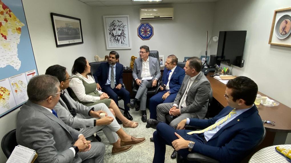 Imagem de Alexandre Pereira em reunião com deputados da oposição na Assembleia Legislativa do Ceará