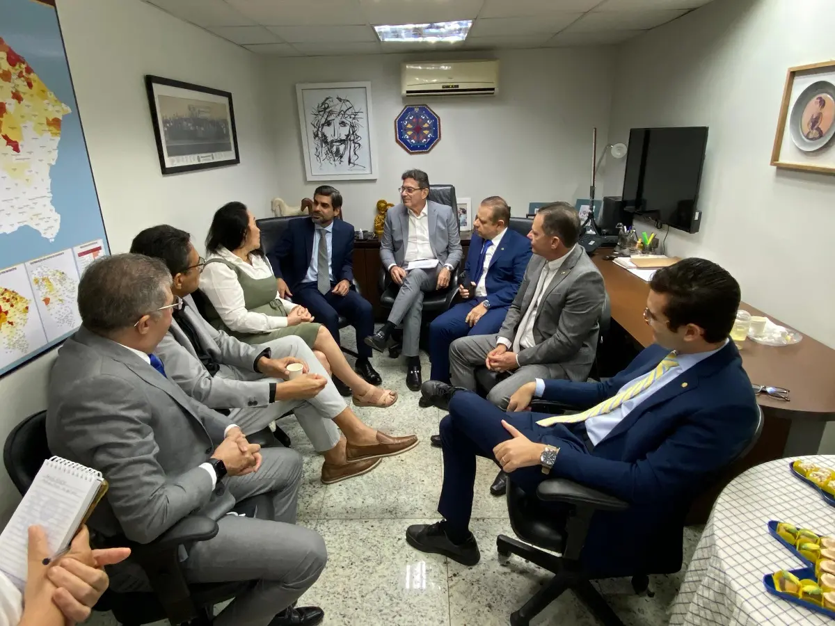 Imagem de Alexandre Pereira em reunião com deputados da oposição na Assembleia Legislativa do Ceará