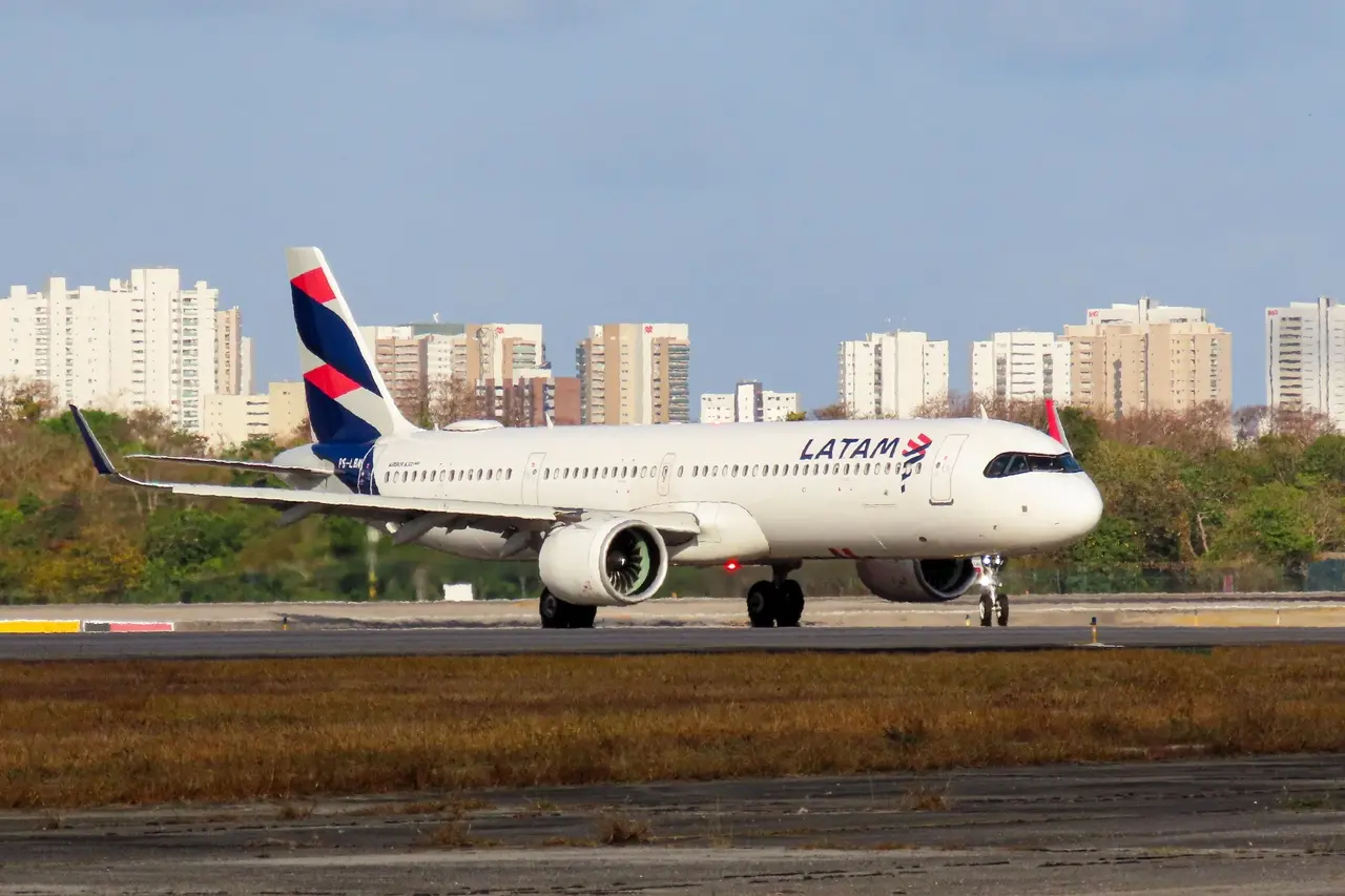 avião A321neo da Latam taxiando no aeroporto de fortaleza. Companhia tem um hub doméstico na capital cearense