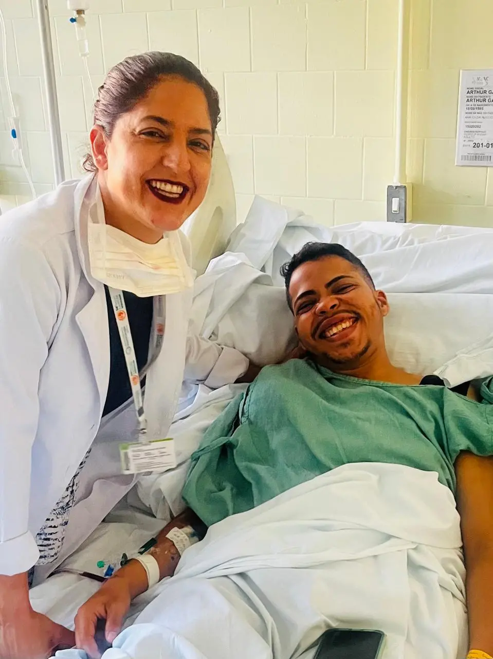 Gael ao lado da médica que realizou a mastectomia