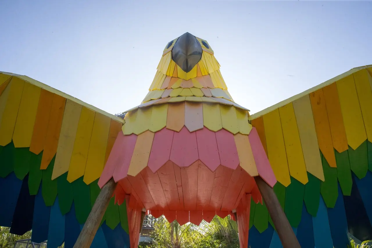 Imagem mostra monumento de uma Arara no Parque Arvorar