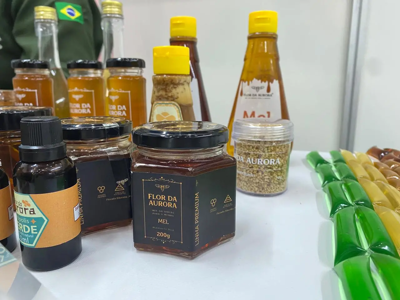 Imagem mostra os produtos a base de mel da marca Flor da Aurora