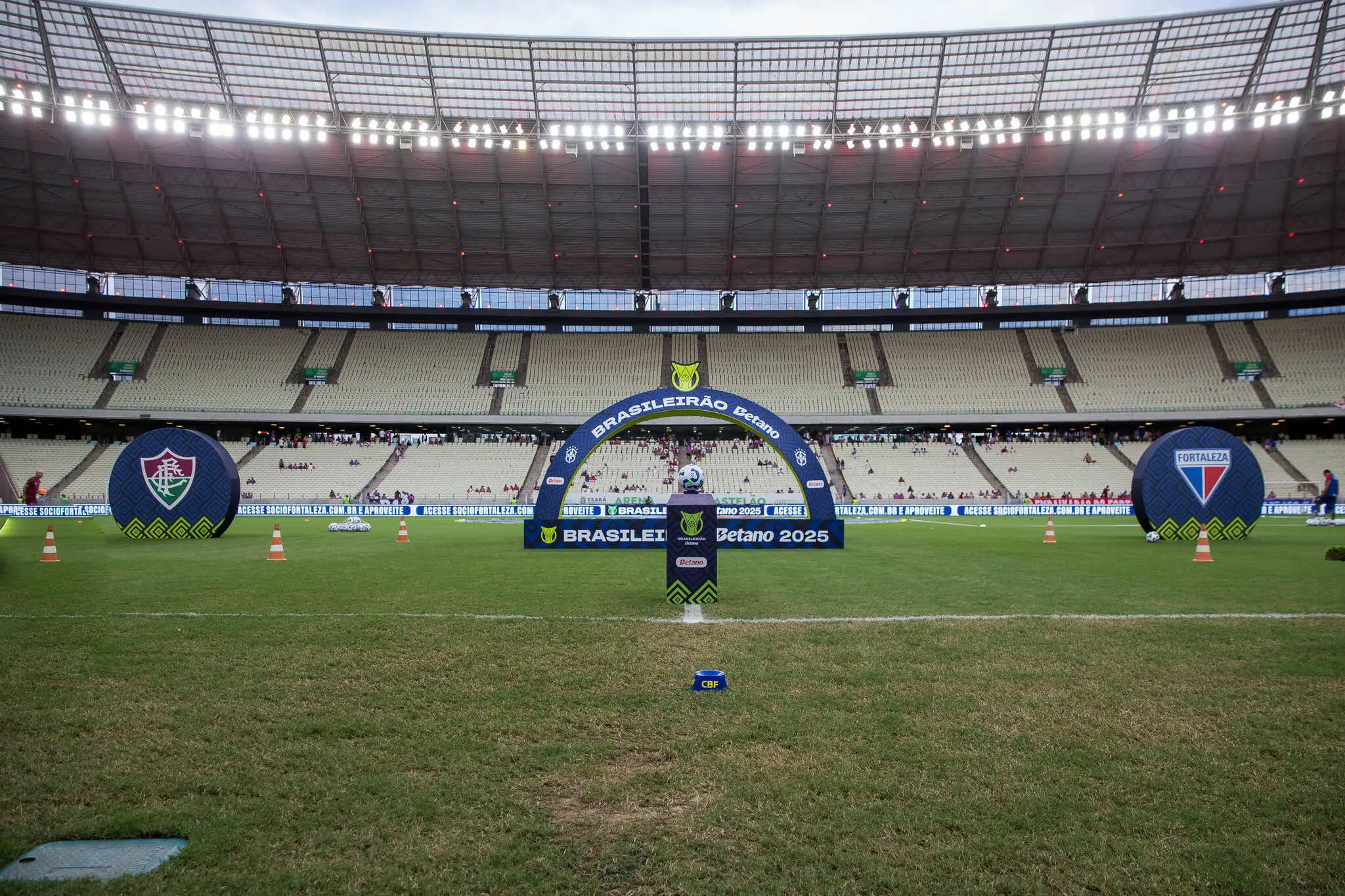 Foto do gramado da Arena Castelão, que passará por revitalização