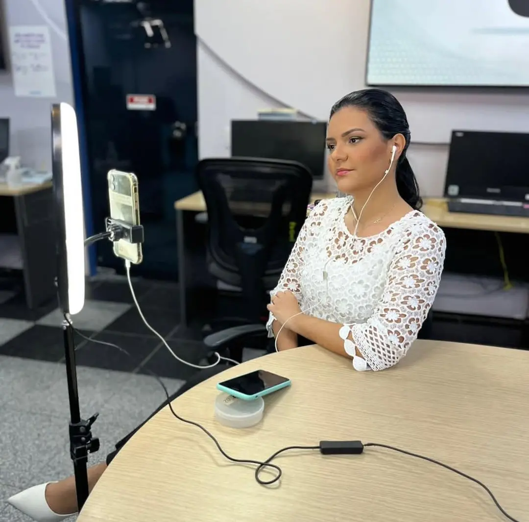 Karla Moura em live de jornalismo