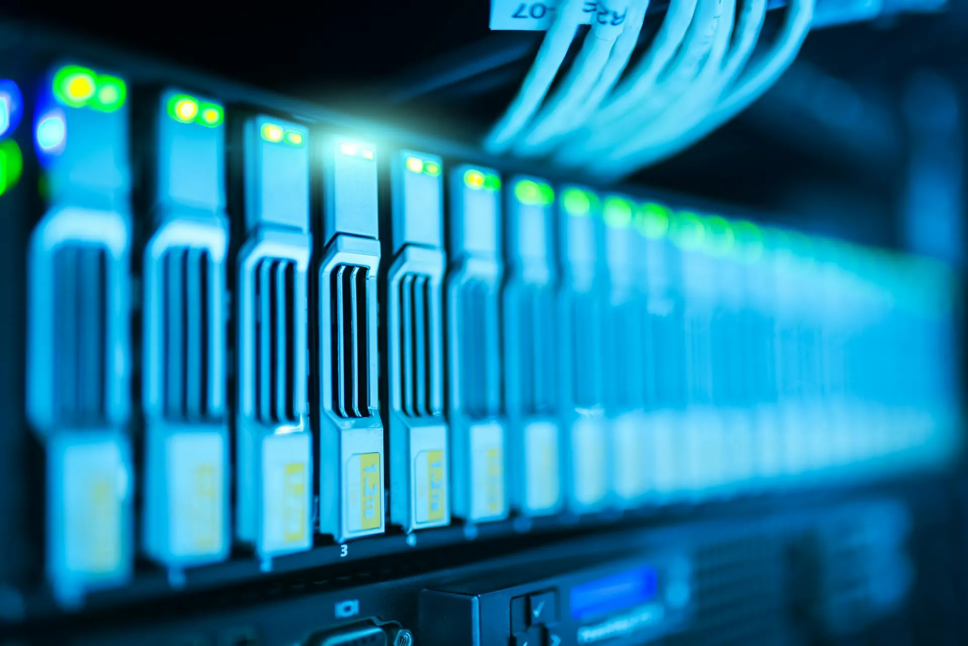 Data centers hospedam servidores de sites e redes sociais da internet