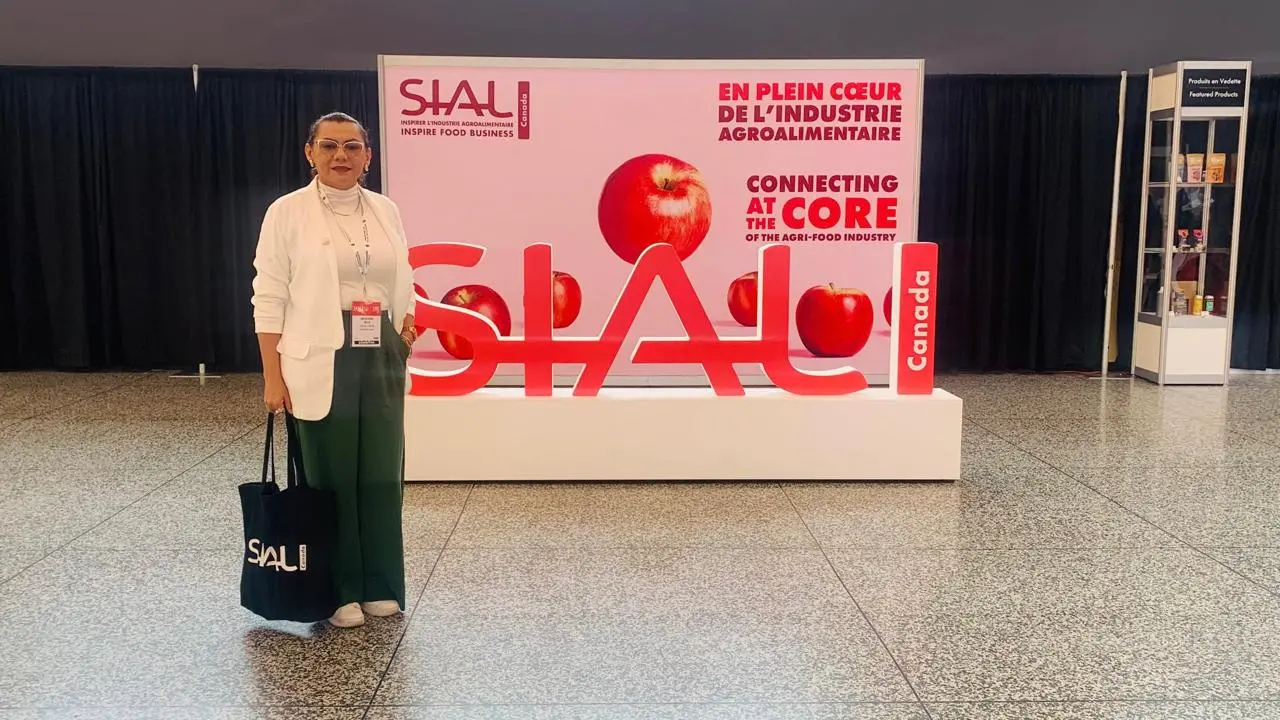 imagem de dina pereira em feira no canadá