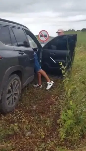 Homem mexendo no interior do veículo envolvido no atropelamento