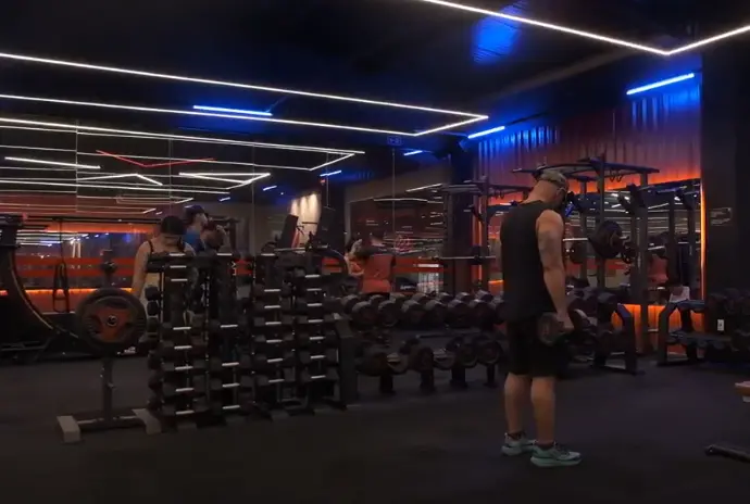 Pessoas se exercitando na madrugada da academia Gaviões