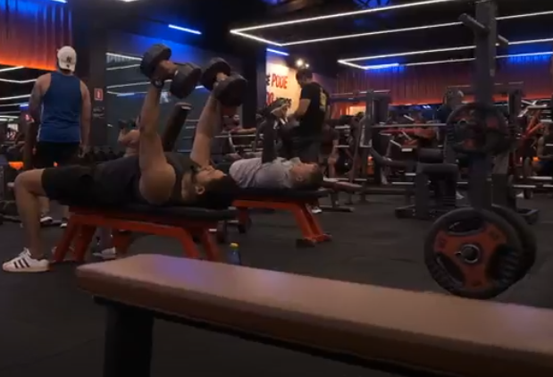 Pessoas se exercitando na madrugada da academia Gaviões