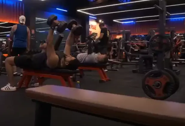 Pessoas se exercitando na madrugada da academia Gaviões