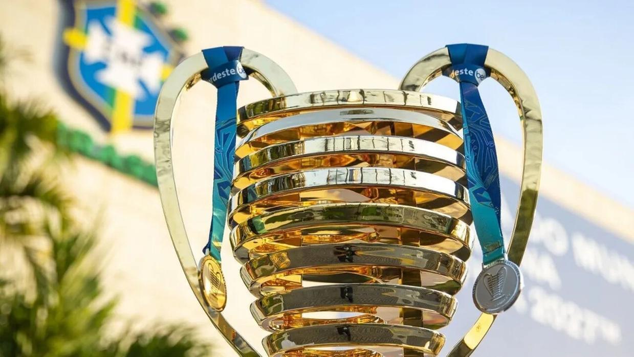 Foto de troféu da Copa do Nordeste
