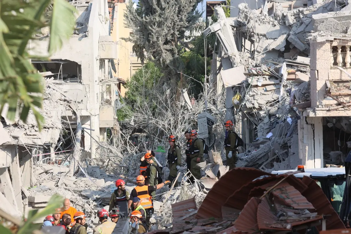 Imagem mostra escombros de um local em Israel atingido por um míssil disparado do Irã