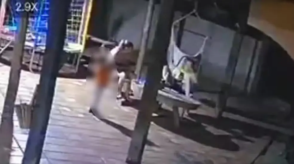 Imagens da câmera de segurança que registrou criança de dois anos pegando arma do pai e disparando contra a mãe