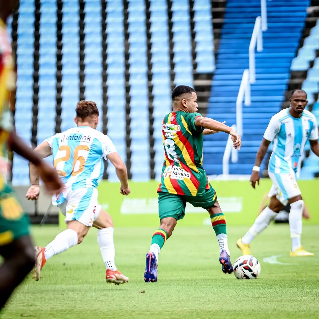 Foto do jogo em que o Maracanã perde para o Sampaio Corrêa e amarga lanterna do Grupo A2 da Série D