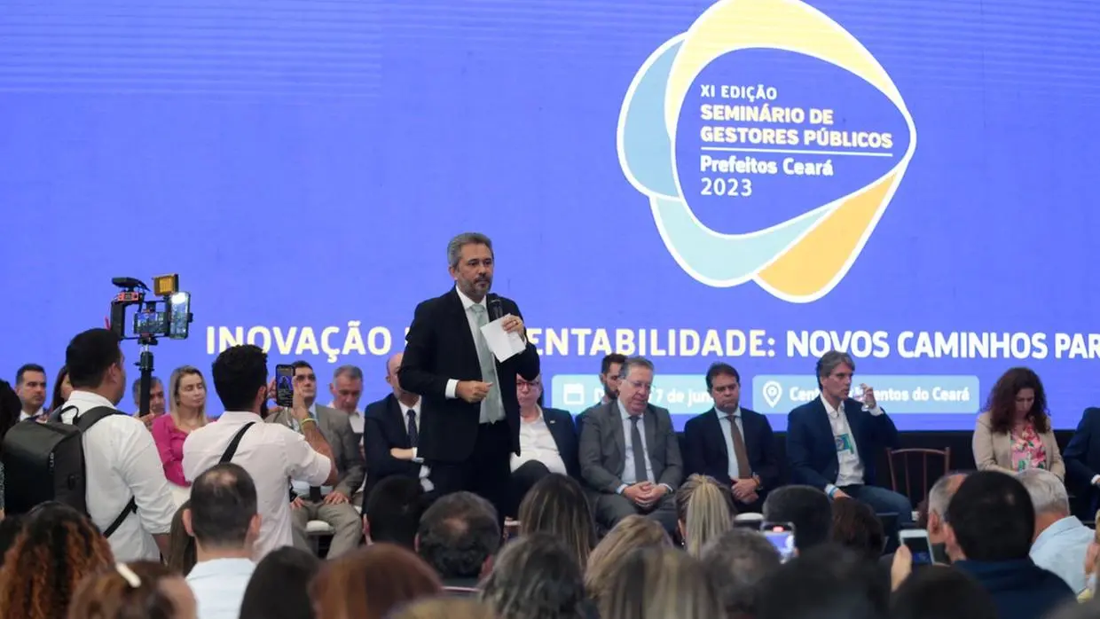 Governador Elmano de Freitas no Seminário de Prefeitos