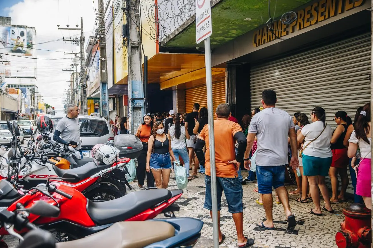 Foto que contém fila na rua Senador Pompeu indo para a loja Cap Cerâmicas