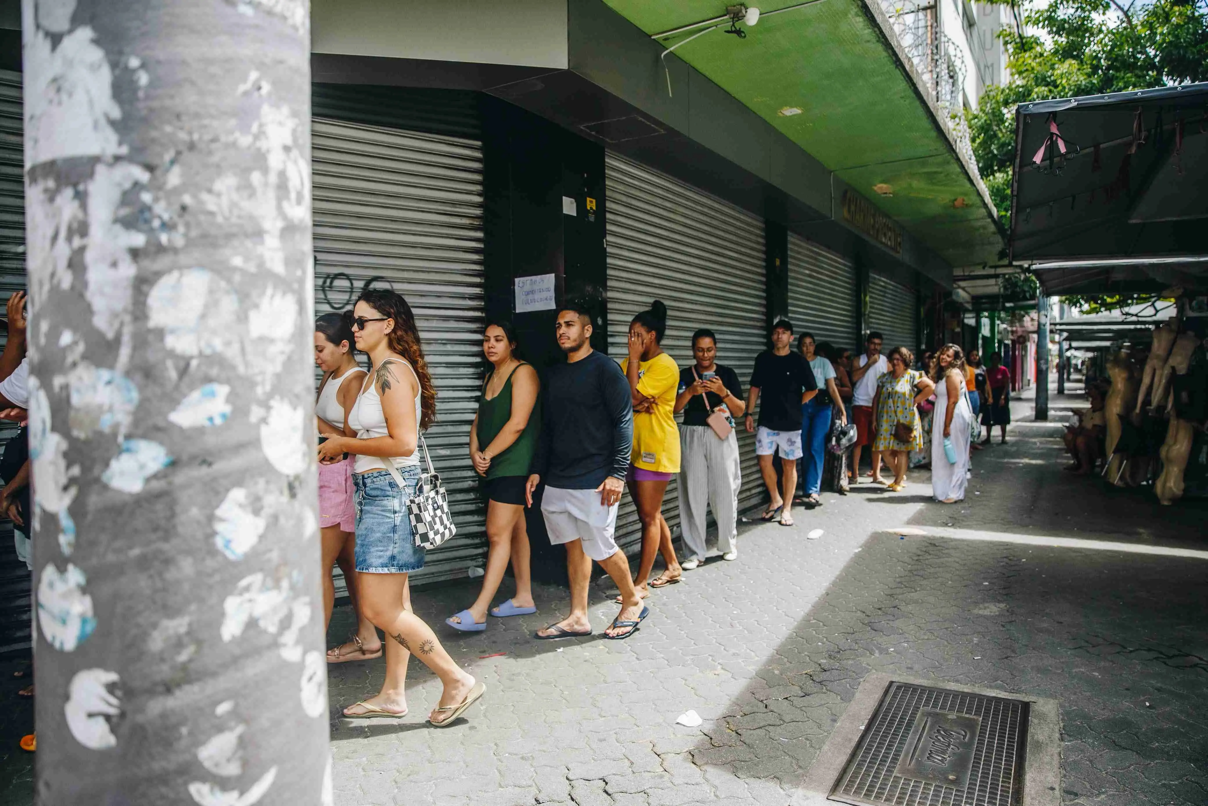 Foto que contém filas da Cap Cerâmicas na rua Guilherme Rocha