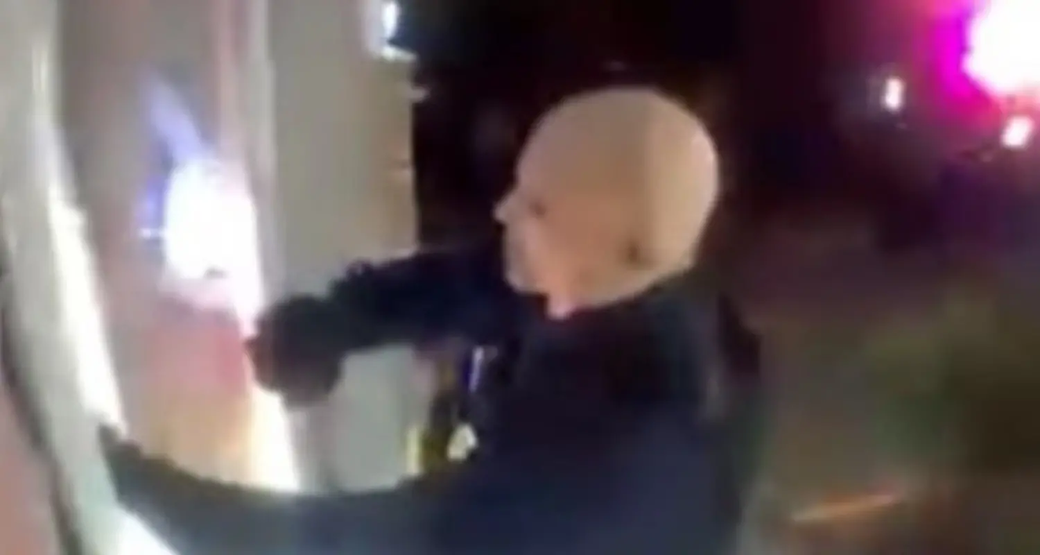 Suspeito de assassinato, Vance Boelter na porta de uma das casas dos políticos mortos