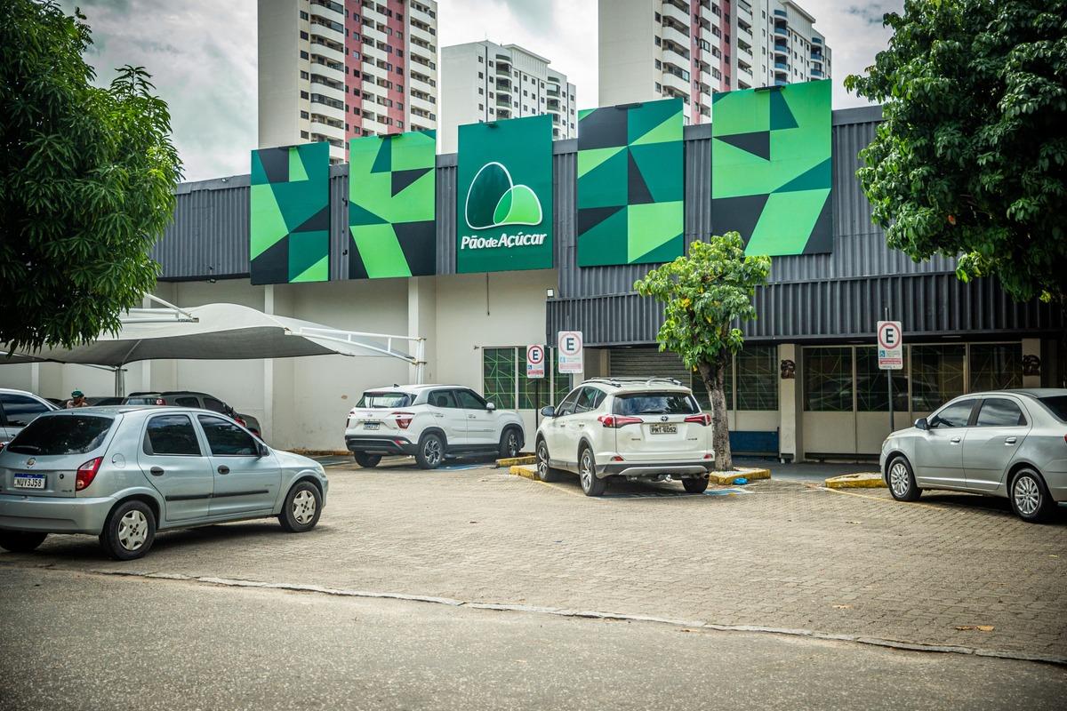 Foto que contém a fachada do supermercado Pão de Açúcar em Fortaleza, no bairro de Fátima