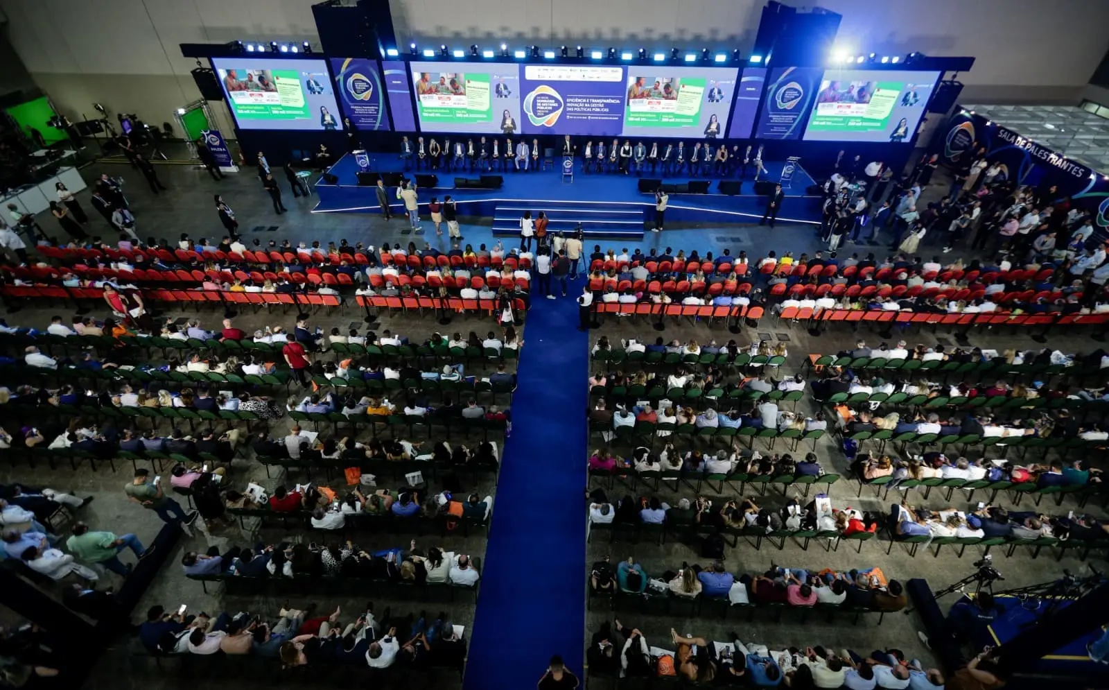 Imagem aérea mostra público participante do Seminário dos Prefeitos no Centro de Eventos