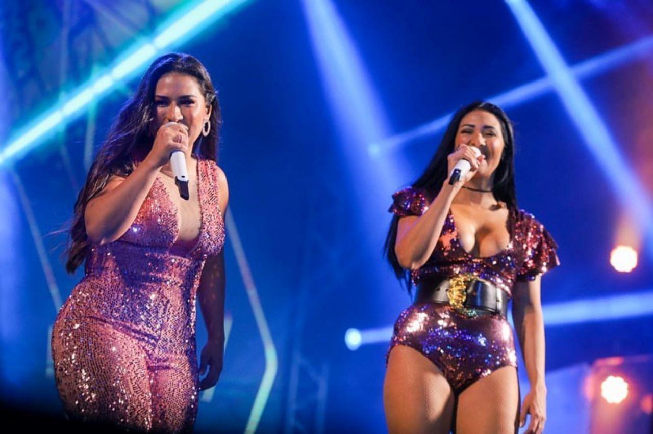 Simone e simaria, dupla de cantoras durante apresentação