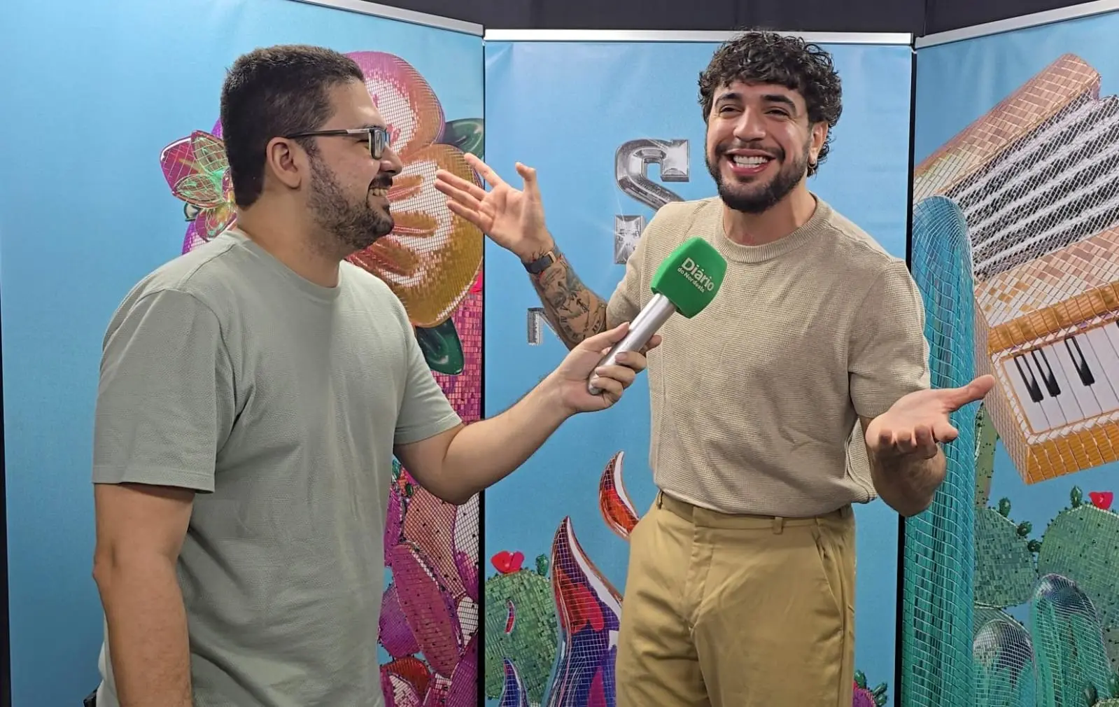 Nattan em entrevista no evento 'Limite Zero', em Fortaleza. Cantor aparece sorrindo com mãos ao alto