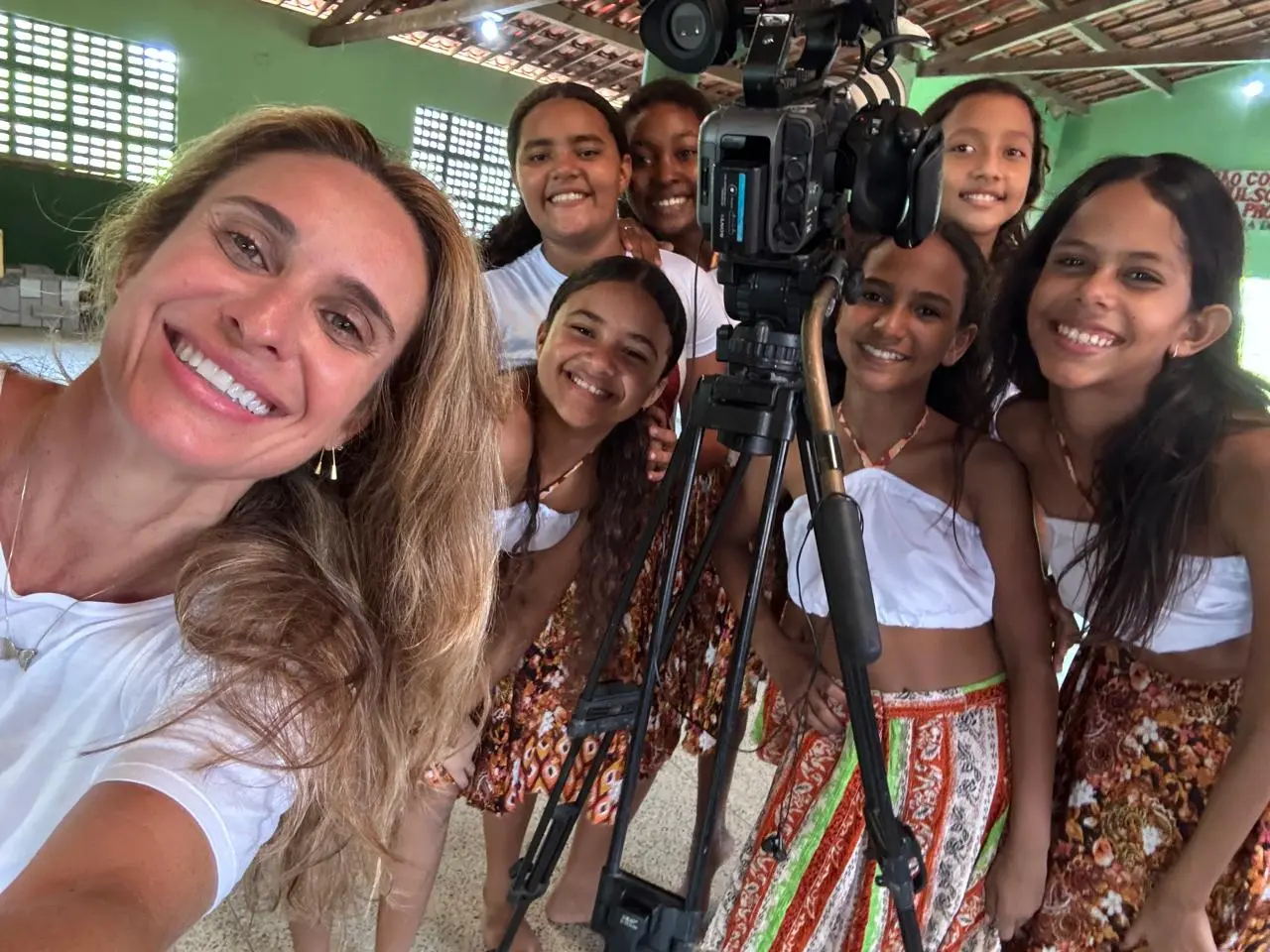 Dora com meninas do quilombo Conceição dos Caetanos, localizado em Tururu, no Ceará