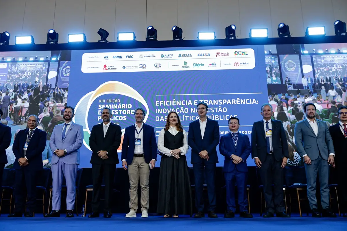 Solenidade de abertura do Seminário de Prefeitos 2025 com Elmano de Freitas, Camilo Santana; Juju, presidente da Aprece; Romeu Aldigueri, presidente da Alece; e presidente da CMFor, Léo Couto