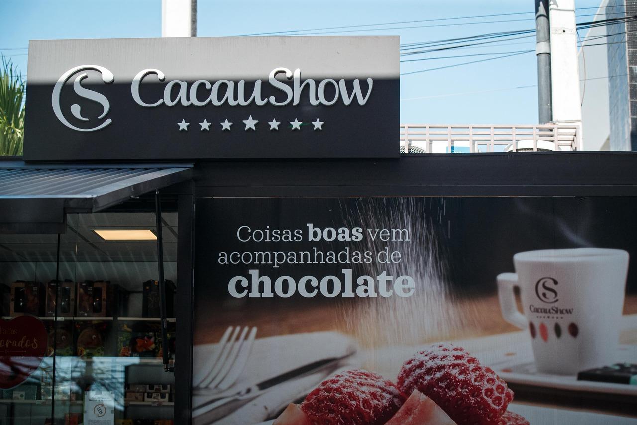 Imagem de fachada de loja da Cacau Show, rede que est&aacute; enfrentando den&uacute;ncias de ass&eacute;dio moral e fraude financeira