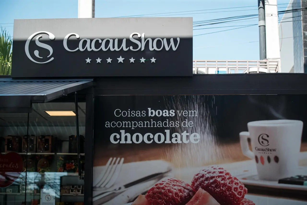 Imagem de fachada de loja da Cacau Show, rede que está enfrentando denúncias de assédio moral e fraude financeira