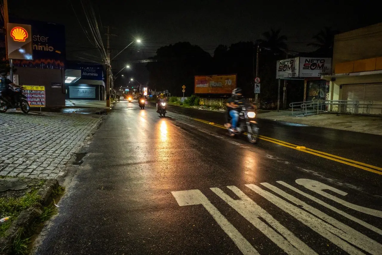 Foto que contém fluxo de veículos na avenida Augusto dos Anjos durante a madrugada