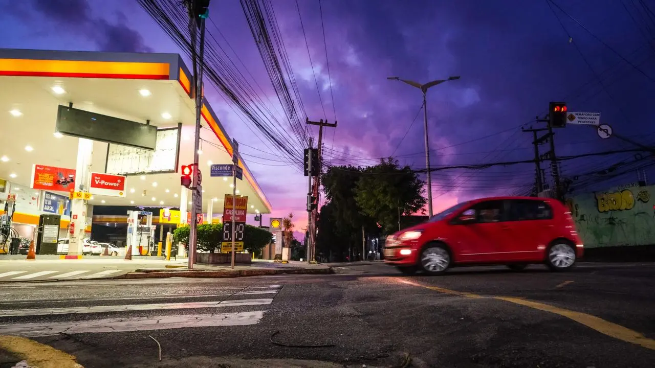 Foto que contém amanhecer em posto de combustível na avenida Visconde do Rio Branco