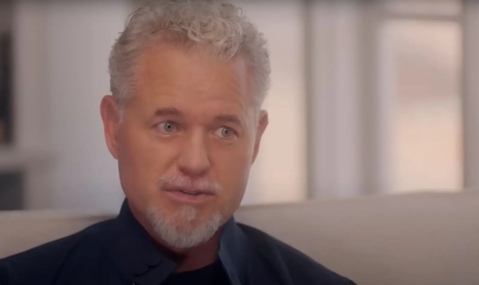 Eric dane vestindo roupa preta, durante entrevista. ator comentou o diagnóstico de Esclerose Lateral Amiotrófica (ELA)