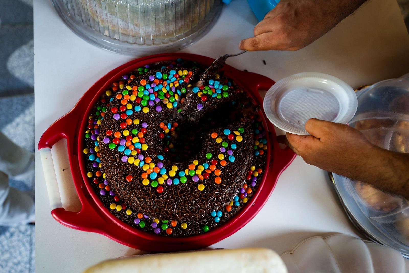 Bolo de chocolate com granulado e M&Ms é carro-chefe da casa