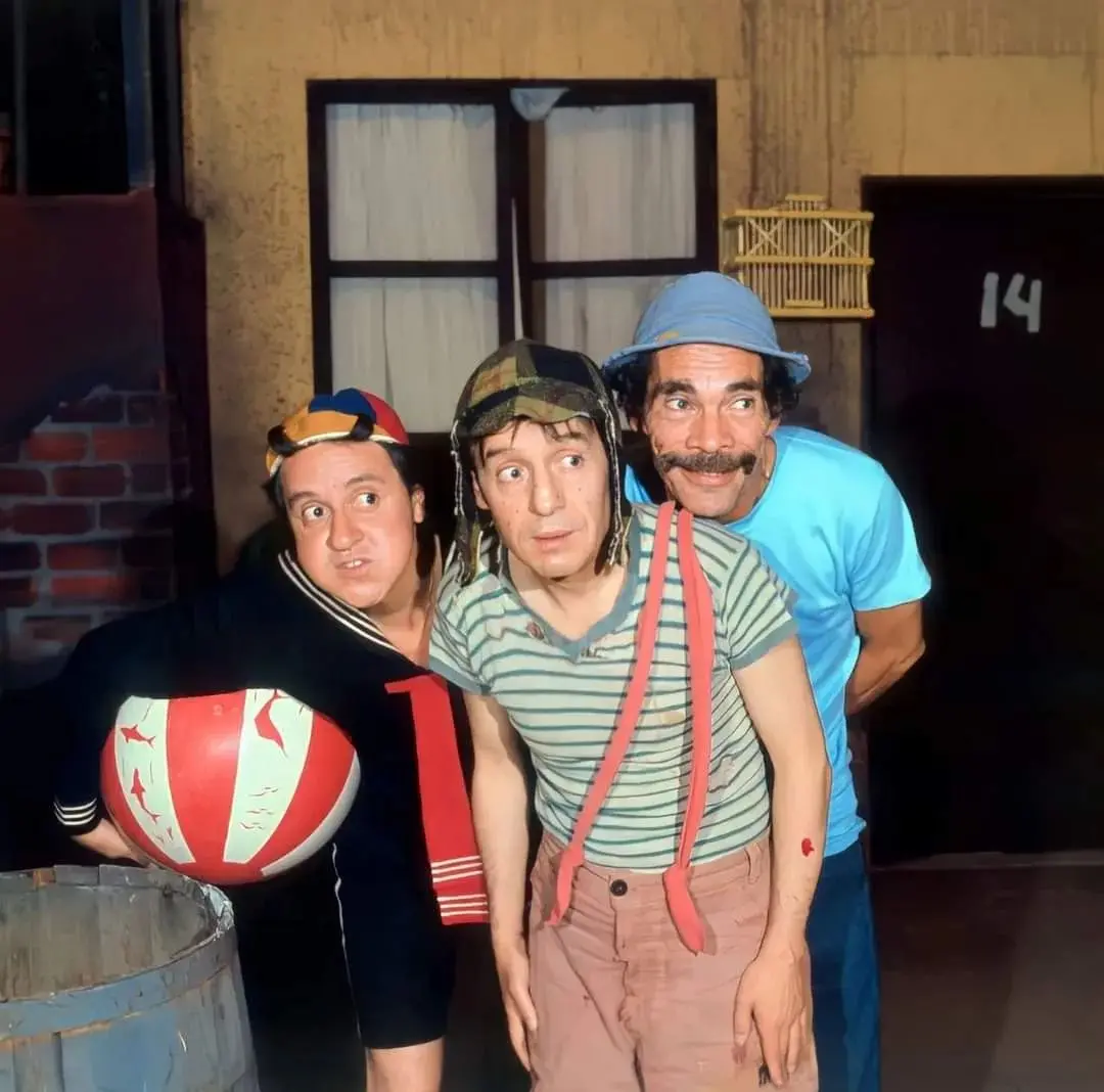 Imagem do elenco de Chaves com um grupo de três amigos em cenário de rua, expressão divertida e clima descontraído.