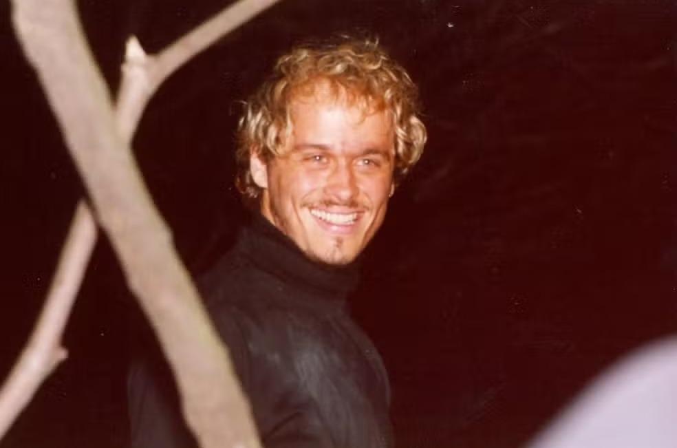 Guilherme Fontes caracterizado como Alexandre na novela A Viagem