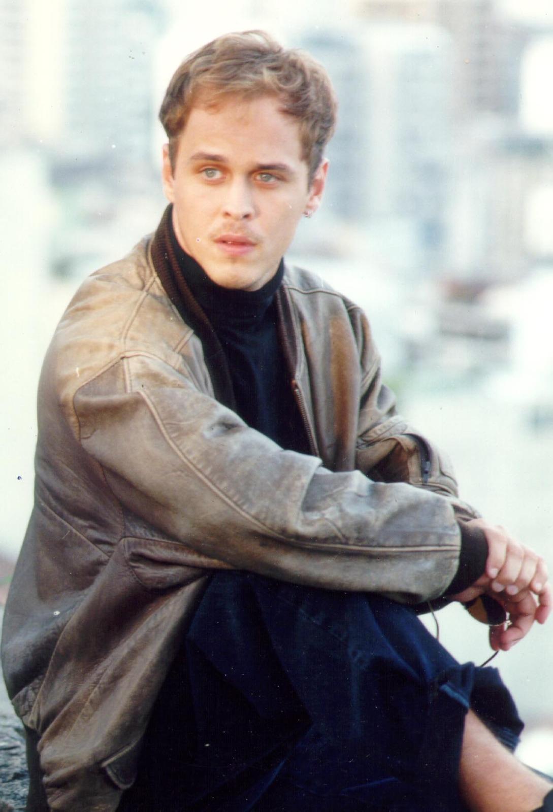 Ator Guilherme Fontes caracterizado com o playboy Alexandre para novela A Viagem