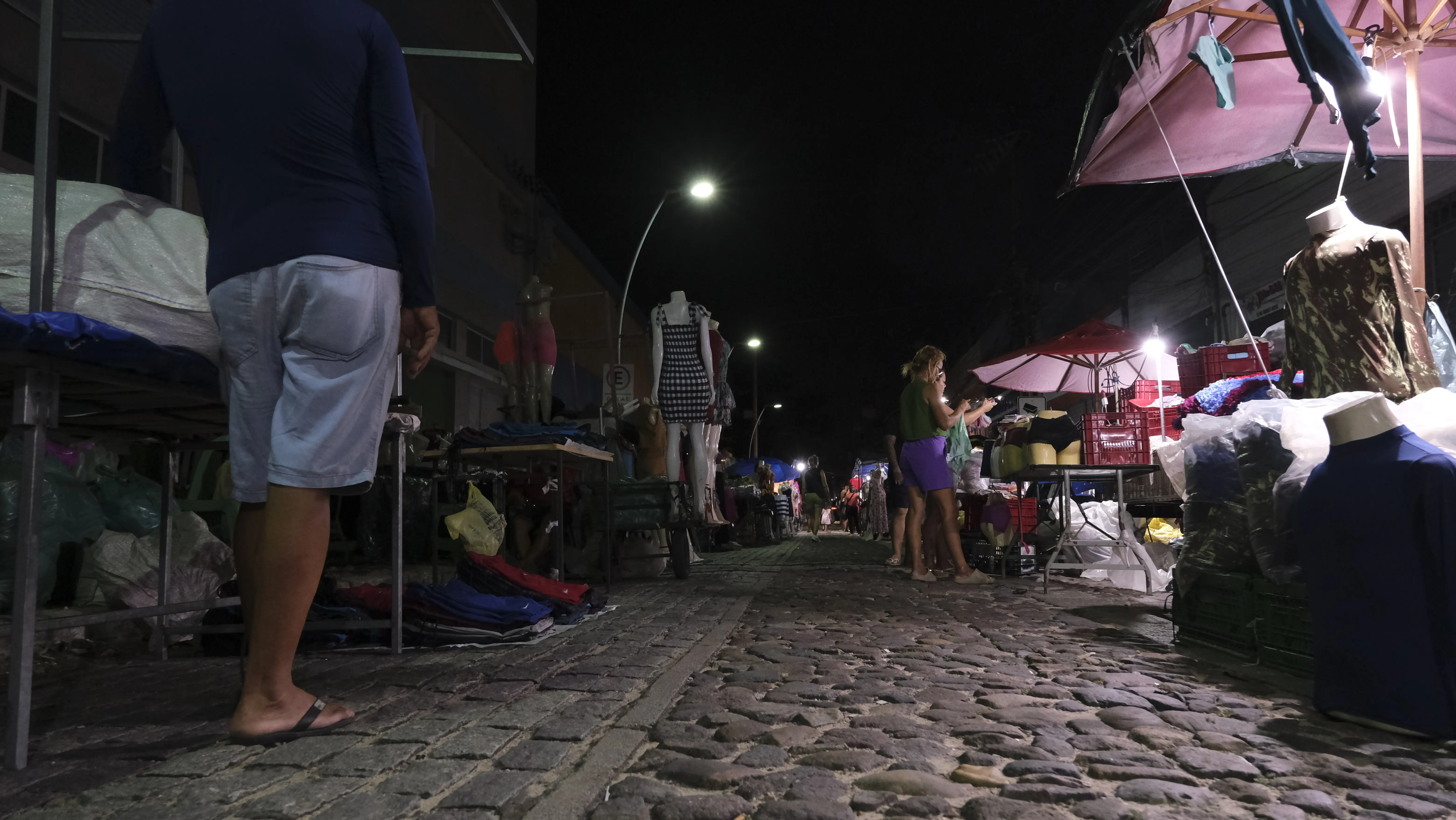 Rua José Avelino durante a Feira da Madrugada