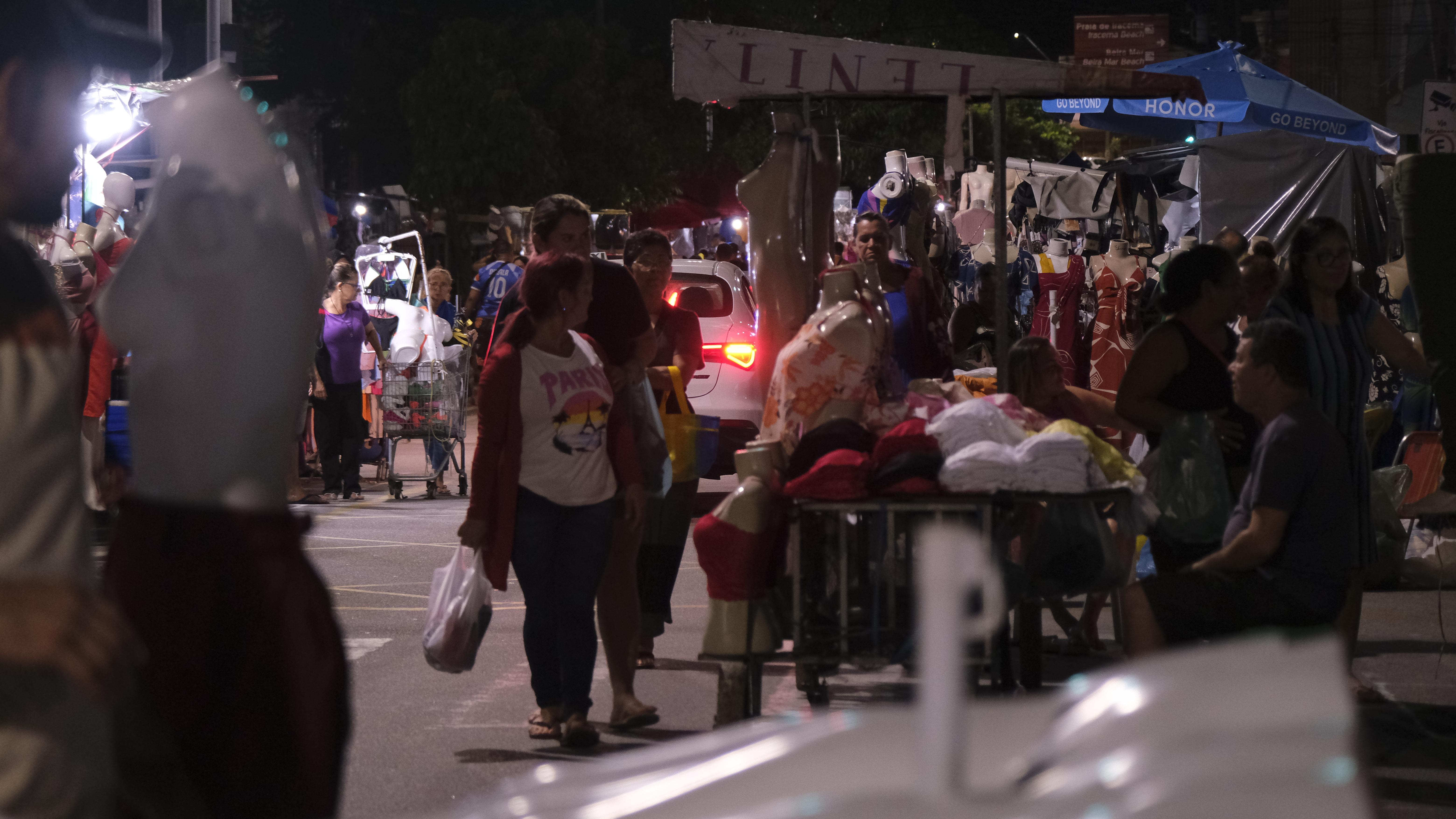 Movimentação de clientes na Feira da Madrugada