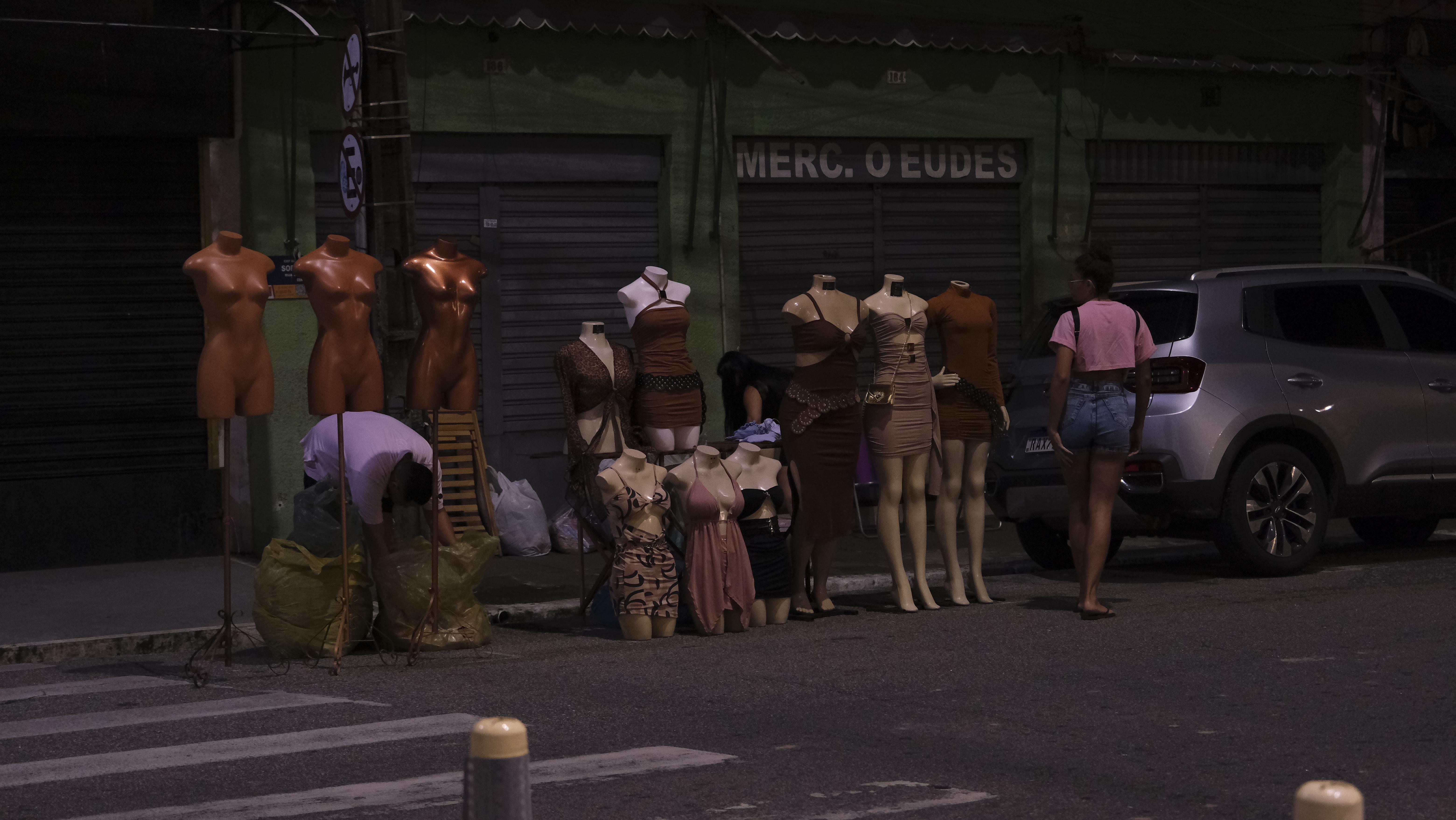 Manequins nas ruas durante a Feira da Madrugada