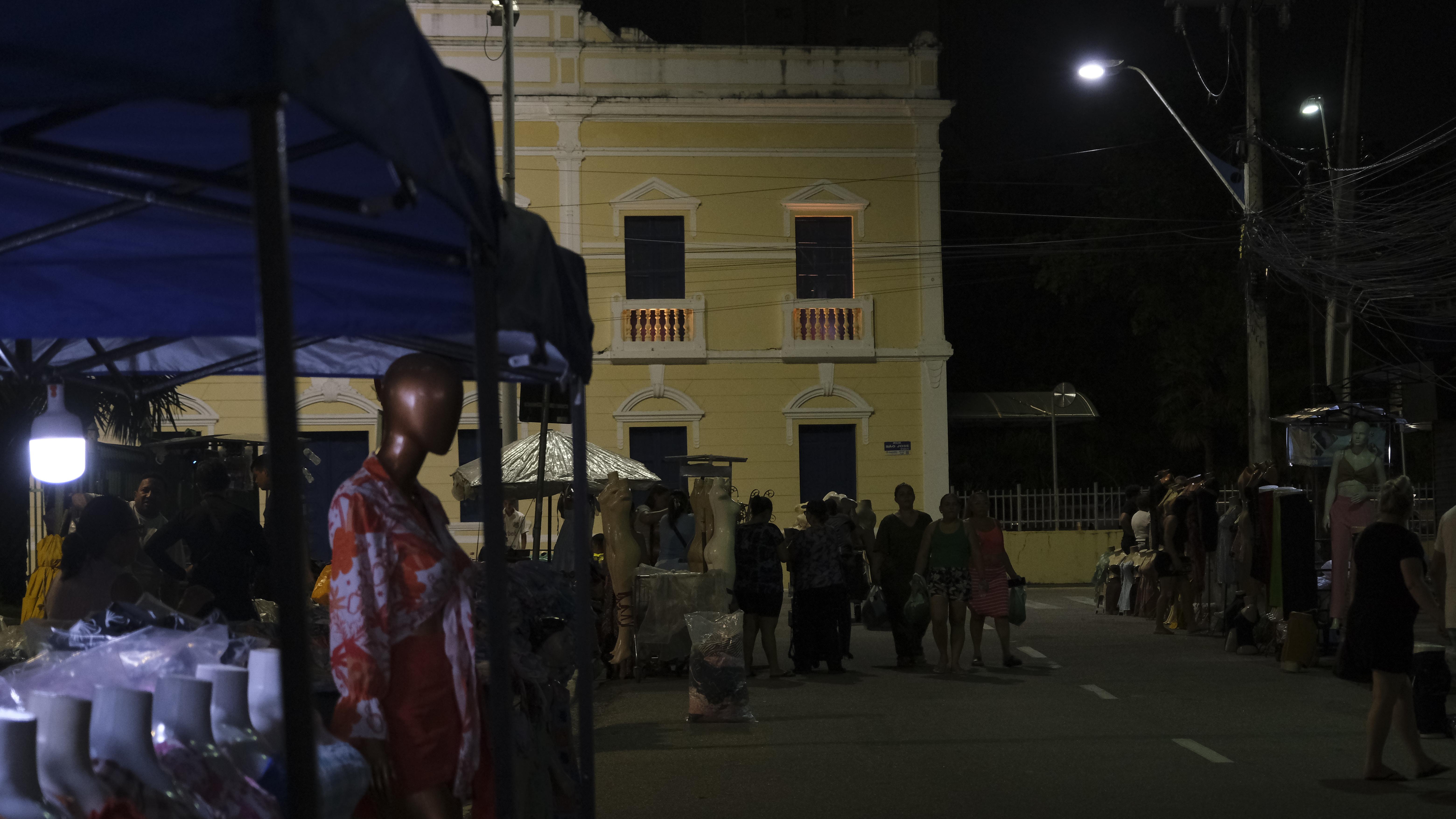 Comércio da Feira da Madrugada em frente ao Paço Municipal