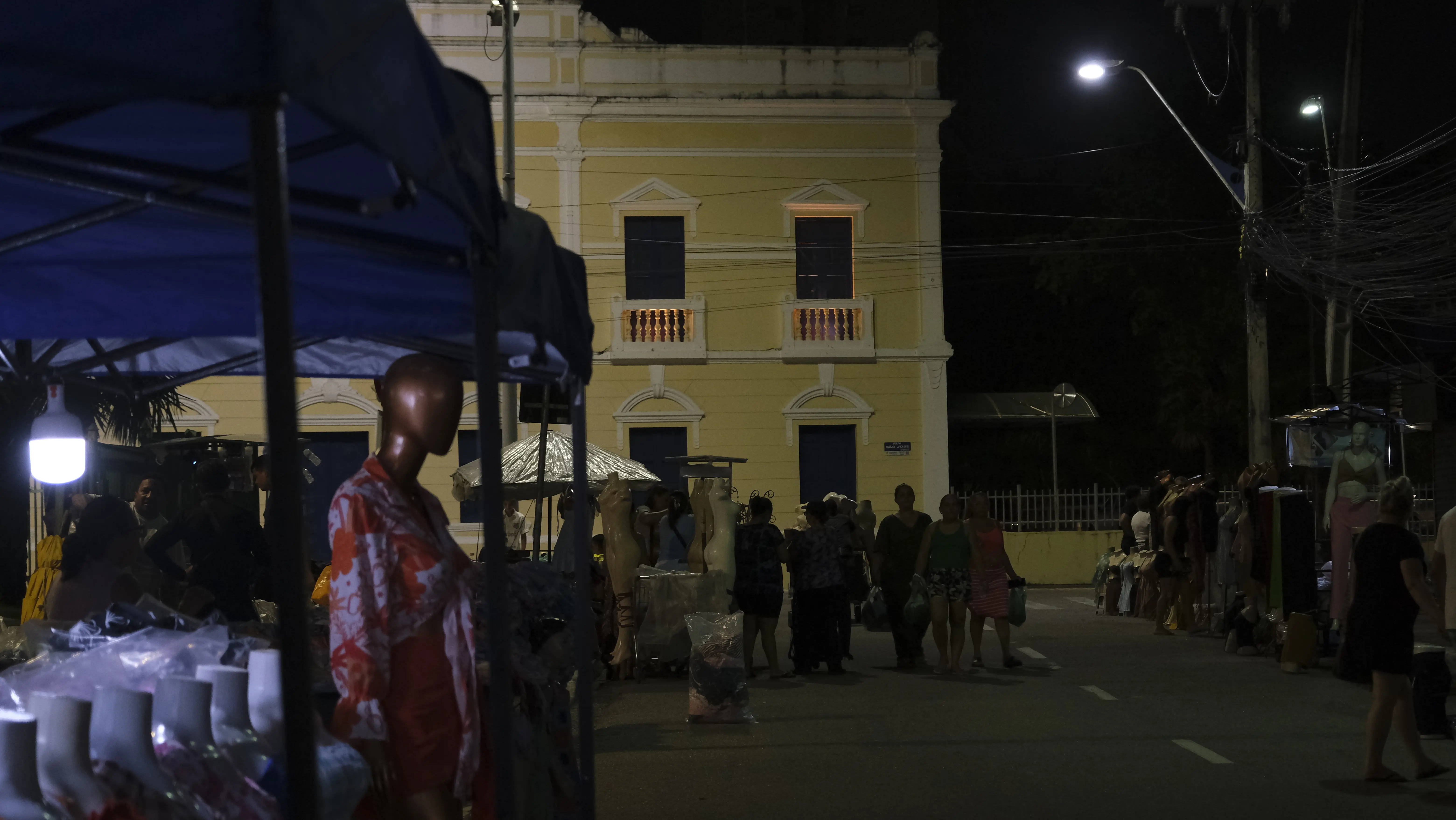 Comércio da Feira da Madrugada em frente ao Paço Municipal
