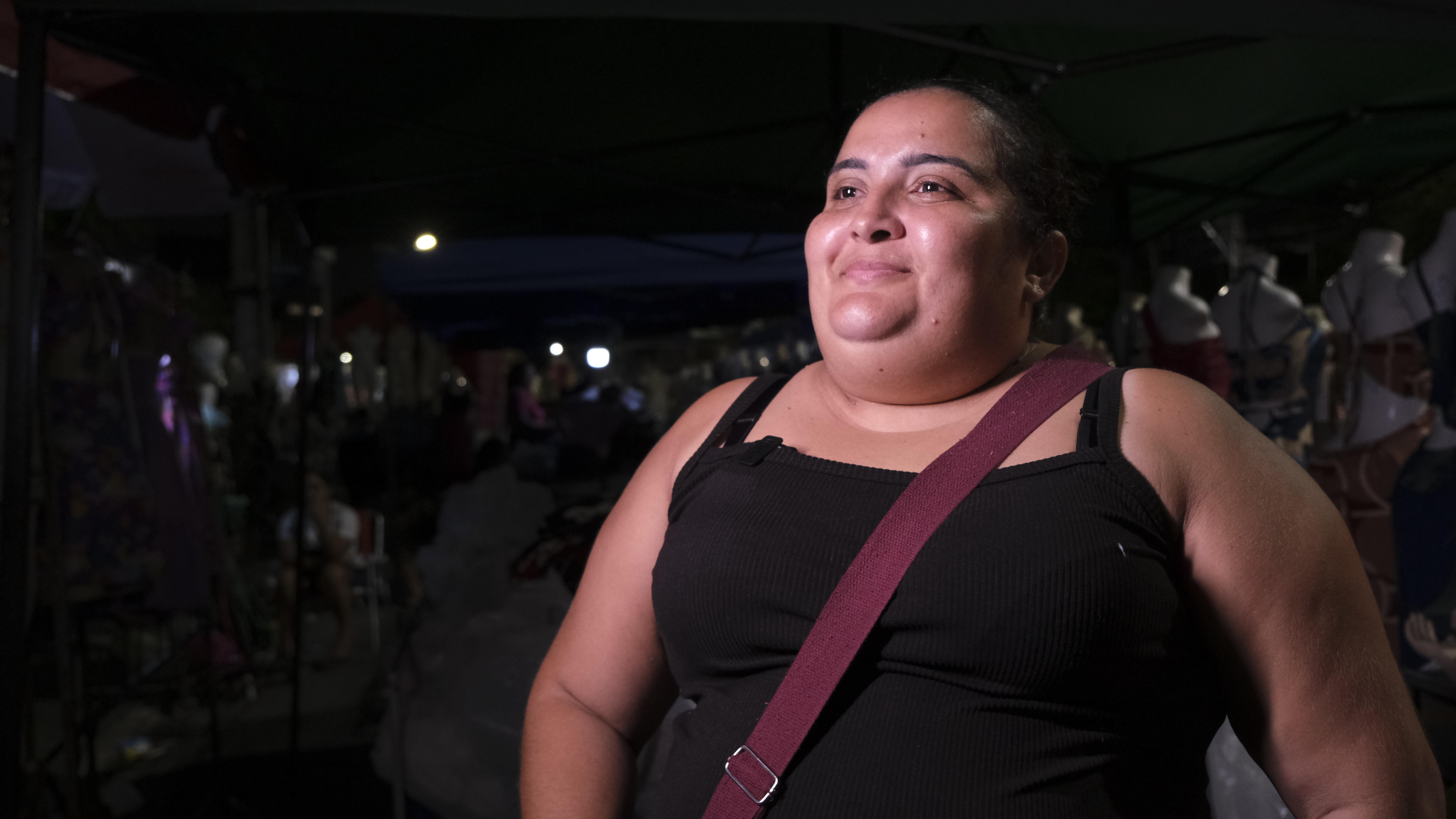 Aline Sales, vendedora de vestidos da Feira da Madrugada