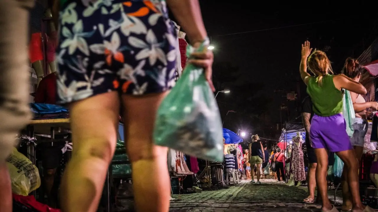 Clientes andam na Feira da Madrugada