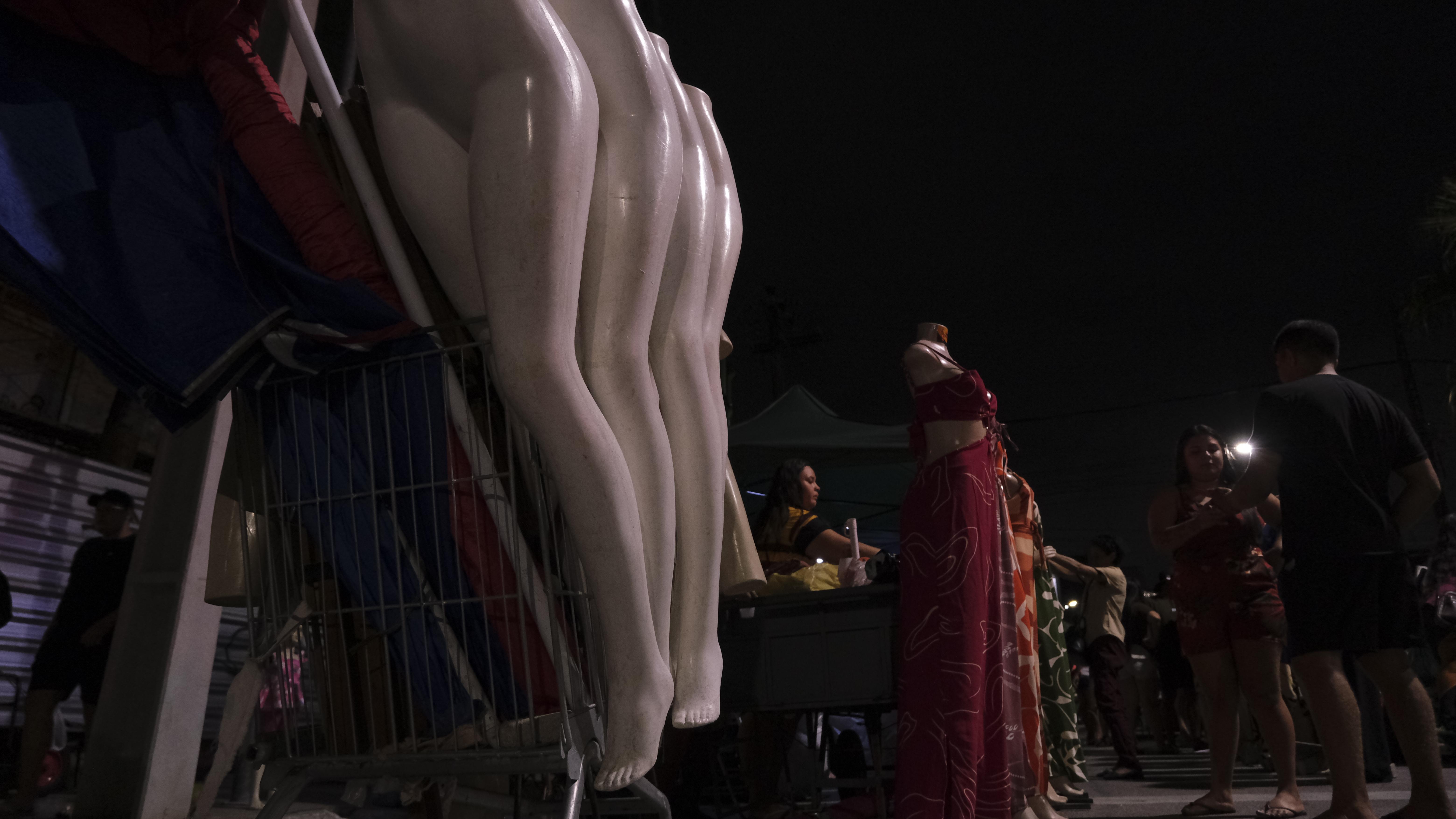 Manequins sem roupa para a Feira da Madrugada