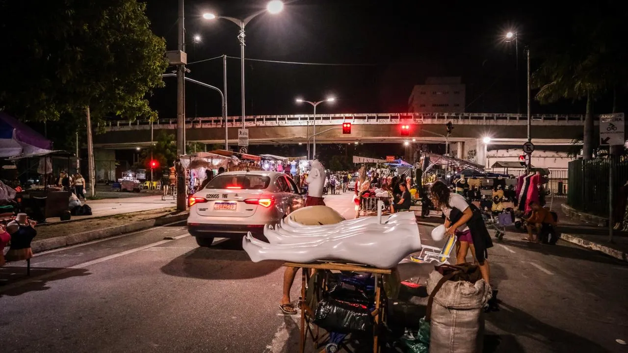 Veículos disputam espaço para tráfego com barracas e manequins na Feira da Madrugada de Fortaleza